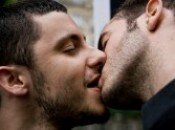 Links: Gay Londoners hold kiss-in 